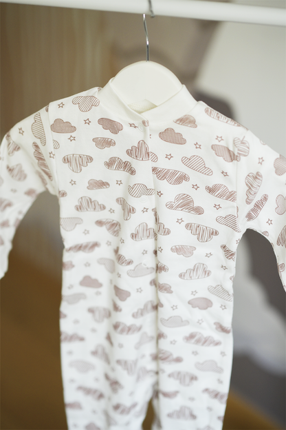 Baby-Strampler mit Wolken & Sternen – 100 % Baumwolle