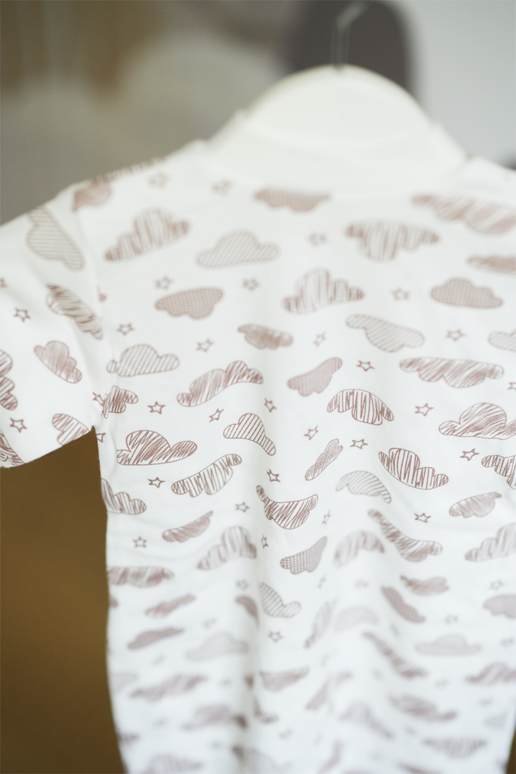 Baby-Strampler mit Wolken & Sternen – 100 % Baumwolle