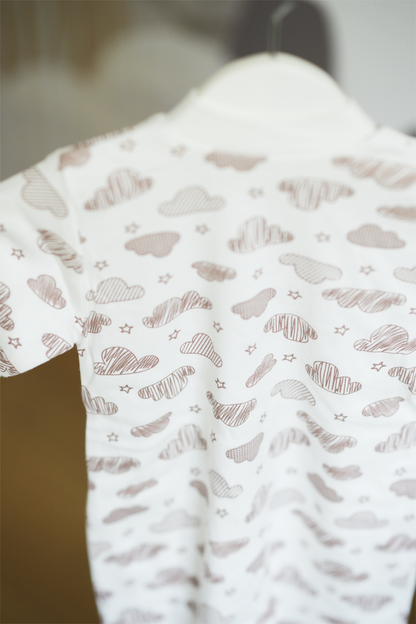 Baby-Strampler mit Wolken & Sternen – 100 % Baumwolle