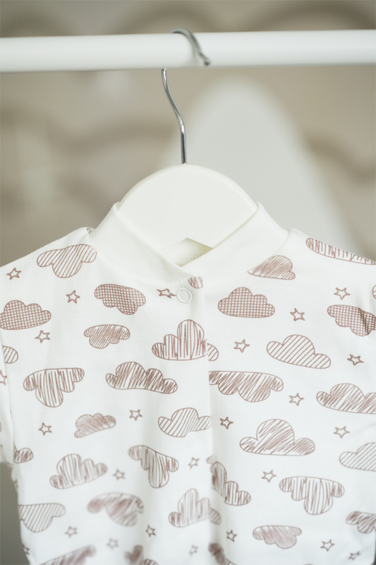 Baby-Strampler mit Wolken & Sternen – 100 % Baumwolle