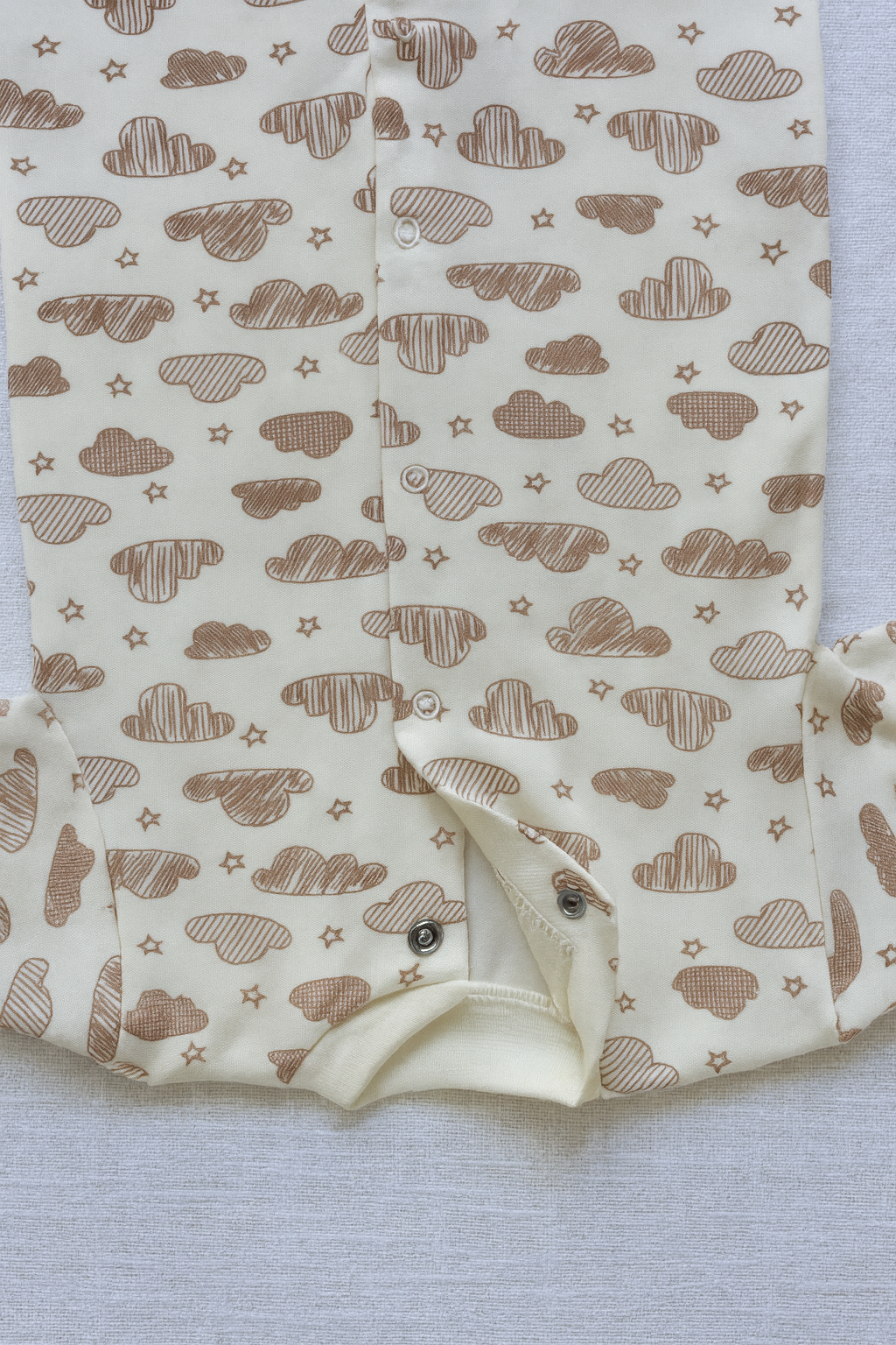 Baby-Strampler mit Wolken & Sternen – 100 % Baumwolle